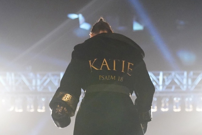 Katie's Mantal ist mit «Psalm 18» bestickt